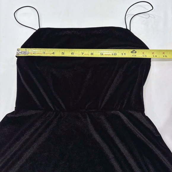 Urban Outfitters Women’s M Black Velvet Slip Dress Party Goth Chic Minimalist - Picture 8 of 9